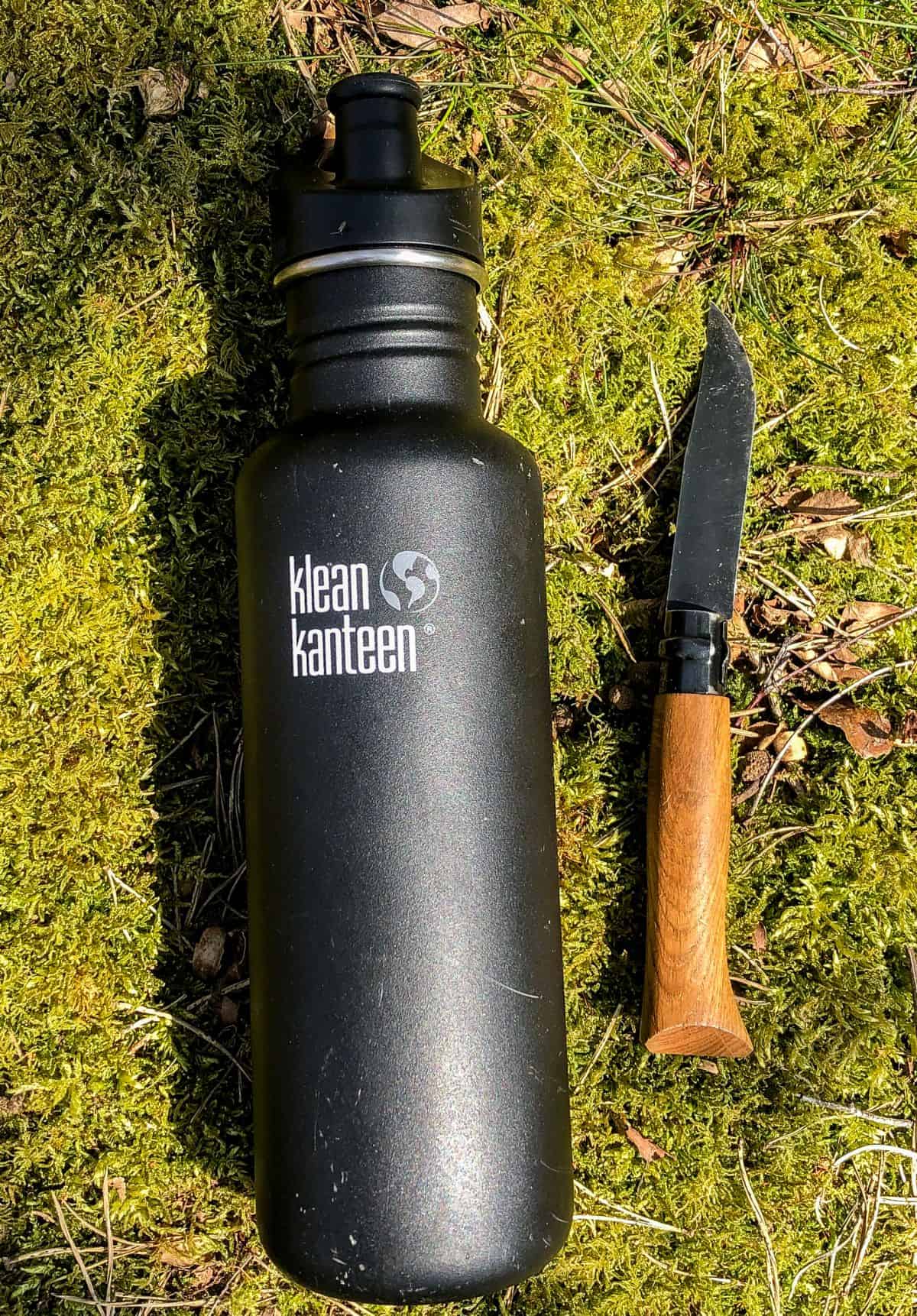 Kleen Kanteen next to an Opinel No8